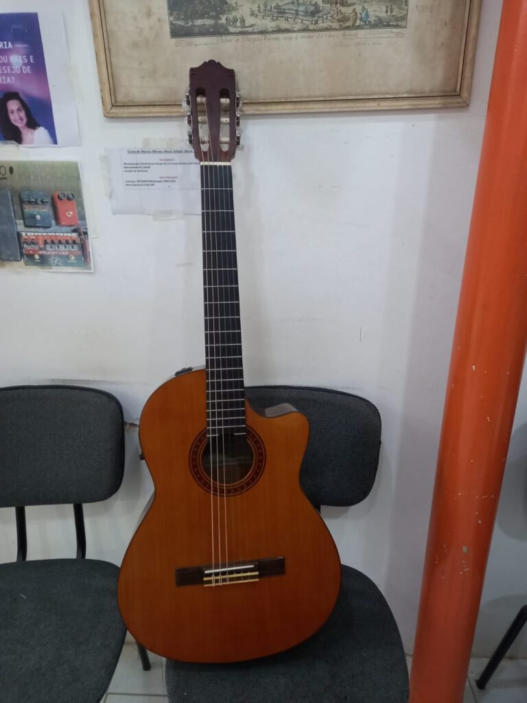 Violão Yamaha CG 110 CA Novo, revisado e com cordas novas. R$1800 reais