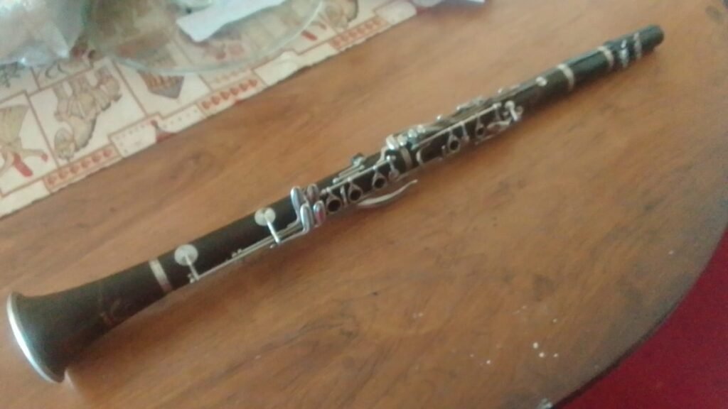 Clarinete usado com case todo reformado com garantia valor R$800 reais, pode parcelar.